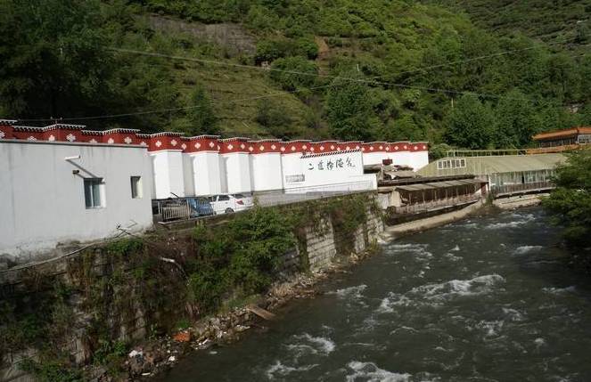 康定雅拉鄉(xiāng)溫泉酒店